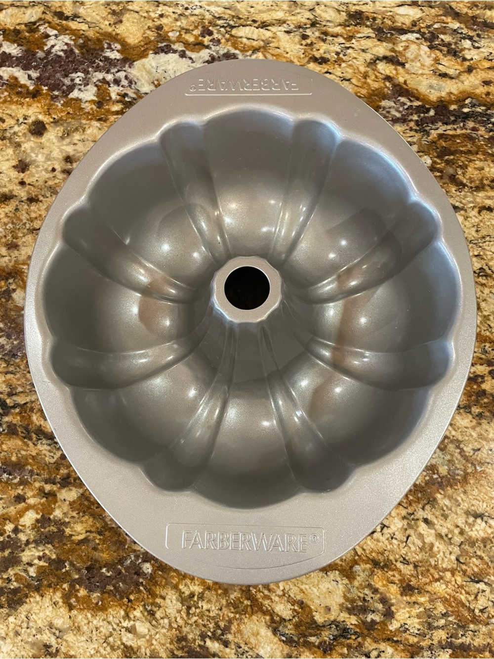 FARBERWARE Baking Pan Fluted Mold Non-Stick Like New 10”